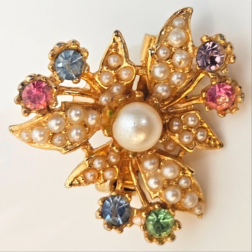 Vintage brooch pin with pearls and multi colored stones